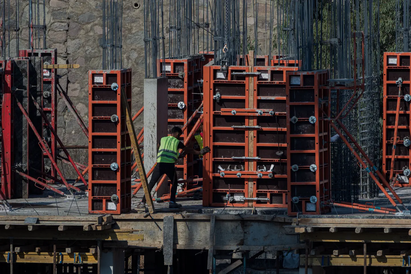 Ouvrier sur un chantier de gros œuvre, coffrage en béton.