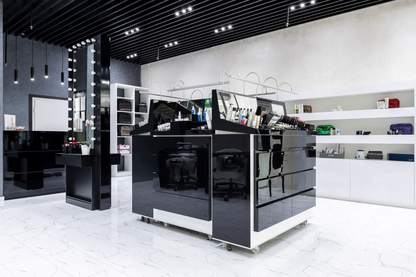 Intérieur d'un commerce de détail avec présentoirs et rayons.