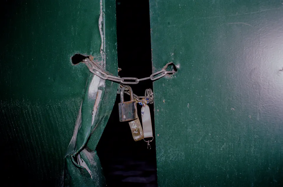 Portes fermées par une chaîne et deux cadenas, contrôle des accès aux dossiers.