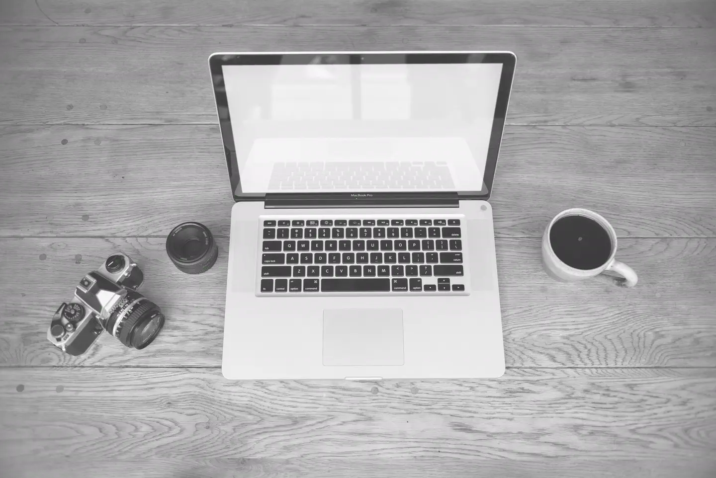 Poste de travail de bureau moderne, ordinateur portable et documents ouverts.