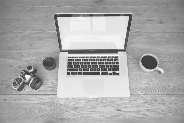 Poste de travail de bureau moderne, ordinateur portable et documents.